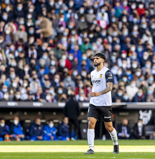 Omar Alderete fue titular, pero el Valencia no pudo de local ante el Barcelona