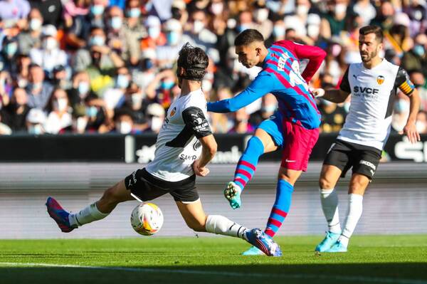 Crónica / El Barcelona goleó al equipo de un paraguayo