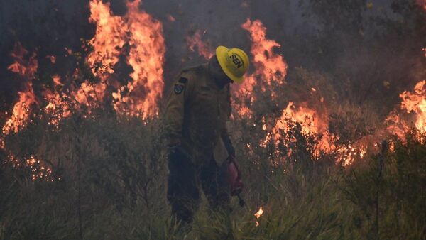 Más pobladores de Ayolas evacúan por descontrolado incendio
