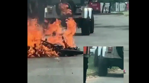 Delivery pide colaboración tras incendio de su moto arrollada por automovilista