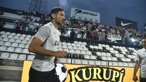 Así recibieron los hinchas de Olimpia a Roque Santa Cruz