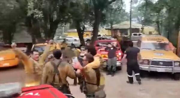 Crónica / [VIDEO] ¡Que alegría! Llegó la lluvia en medio de los incendios en Ayolas
