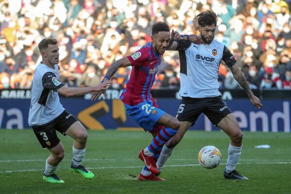 Barcelona se abre paso en la Liga española - Fútbol - ABC Color