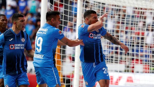 Juan Escobar anota y asiste en goleada del Cruz Azul