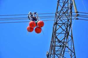 Para evitar accidentes aéreos, colocan esferas de señalización en líneas de transmisión de Itaipu - .::Agencia IP::.