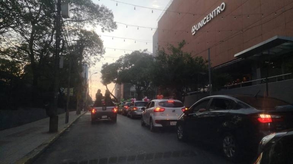 Diario HOY | Estudiantes cierran calle en Villa Morra por "Último primer día"