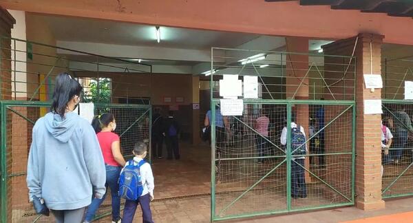 Alumnos retornan a las aulas luego de dos años