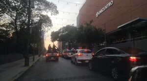 Asunción: Estudiantes cierran calle en Villa Morra por "Último primer día"