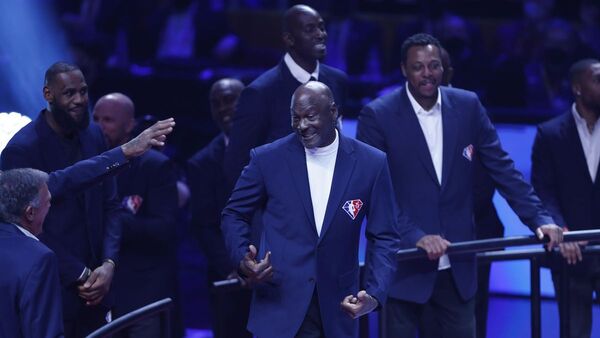 NBA homenajea a los 75 mejores jugadores de su historia