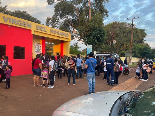Prohíben ingreso de padres a escuela, pero se genera aglomeración afuera - La Clave