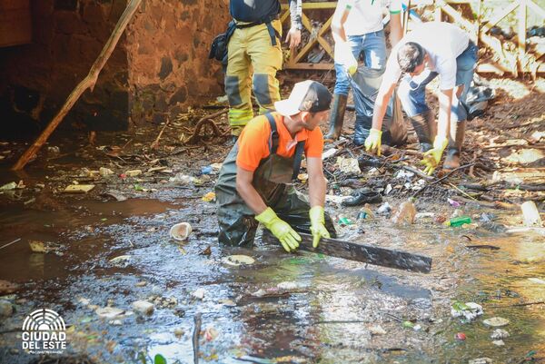 Hallan hasta basura patológica en arroyo Amambay y anuncian multas - La Clave
