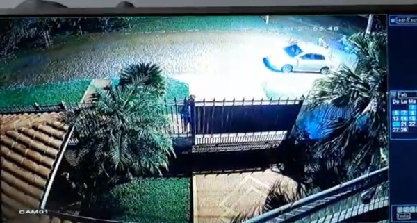 Motochorros asaltan a pareja y llevan automóvil mientras abrían portón para ingresar al patio
