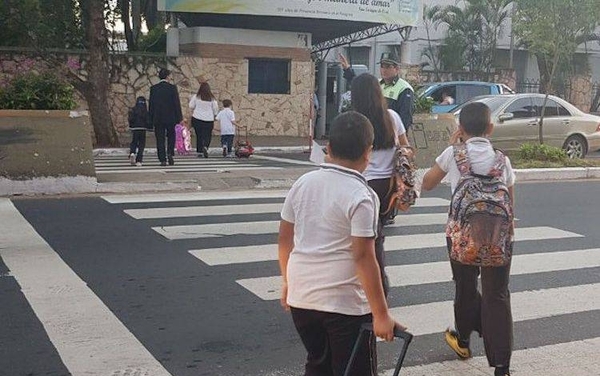 Diario HOY | Padres tienen 10 segundos para bajar a sus hijos frente al colegio o serán multados