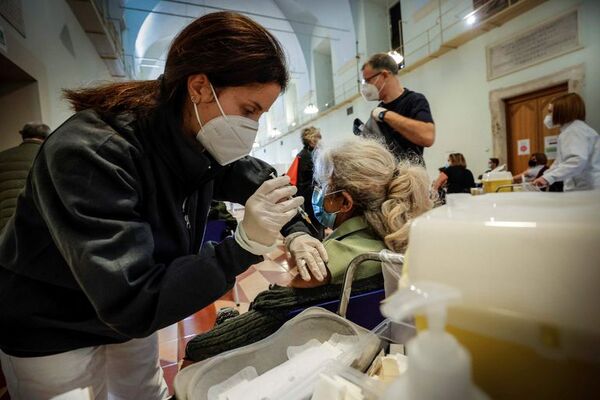 Italia suministrará la cuarta dosis de la vacuna a los pacientes frágiles - Mundo - ABC Color