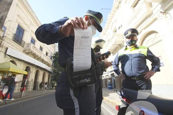 Crónica / Tenés 10 segundos para bajar a tu hijo frente al cole, cháke multa