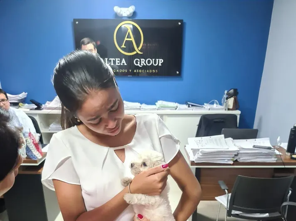 Murió su perrito y su jefa le regaló una caniche