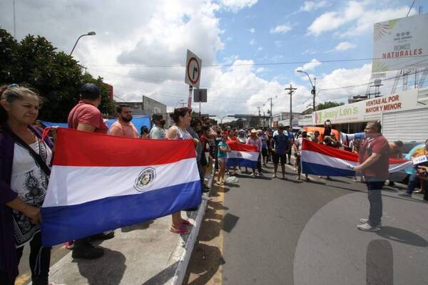 Crónica / Permisionarios se movilizan contra el dire del Mercado 4