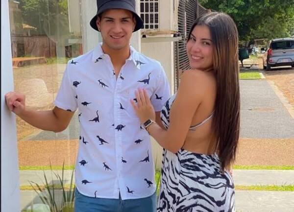 Crónica / Trataron de "botinera" y "figureti" a novia del debutante de Olimpia. Ella respondió