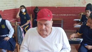A sus 87 años, don Cándido volvió a las aulas para seguir estudiando