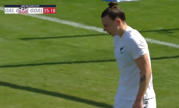 Insólito: Jugadora marca "hat trick", pero en contra