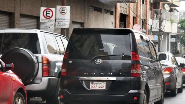 Agentes de Tránsito multarán a padres que estacionen en doble fila