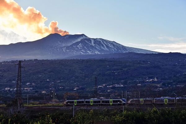 Por erupción de Etna “ningún avión podrá despegar o aterrizar” - Mundo - ABC Color