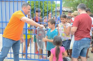 Donan mochilas a 400 niños de Ita Enramada