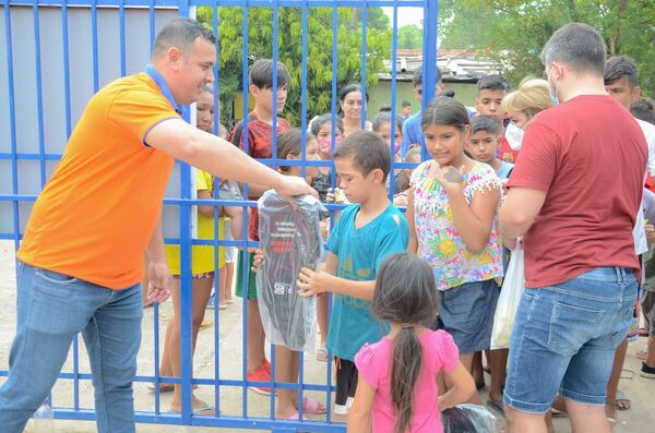 Donan mochilas a 400 niños de Ita Enramada