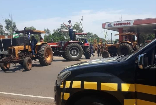 Cañicultores cierran ruta en Villarrica - Noticiero Paraguay