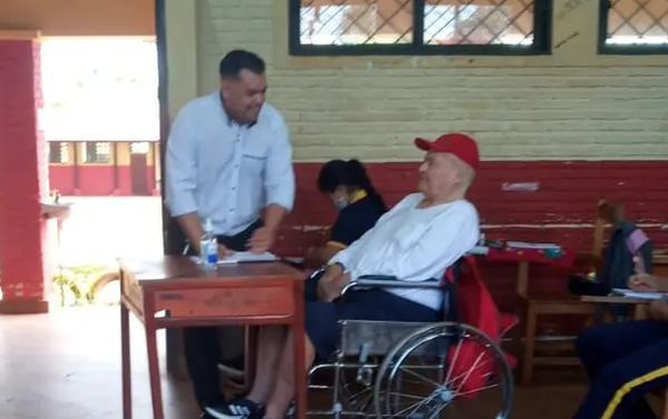 A sus 87 años, don Cándido volvió a las aulas para seguir estudiando