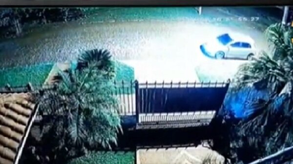 Extrema inseguridad: Le roban el auto mientras esperaba que le abran el portón | Noticias Paraguay