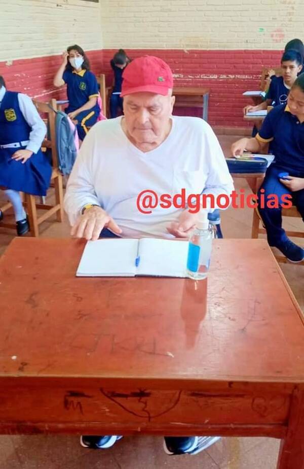 Crónica / ¡Admirable! A sus 87 años Don Cándido volvió a la escuela