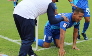 Diario HOY | Jugador peruano marcó un gol y homenajeó a su perro que falleció