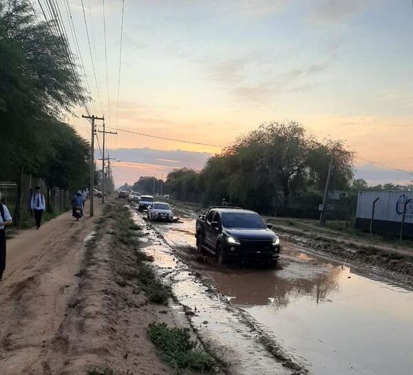 Lodazal recibió a estudiantes debido a desidia municipal en Filadelfia - Noticias del Chaco - ABC Color