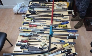 Diario HOY | Requisan armas blancas y drogas en cárceles de Tacumbú y Concepción
