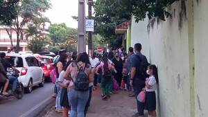 Crónica / Primer día de clases: aglomeración y quejas de padres por prohibiciones