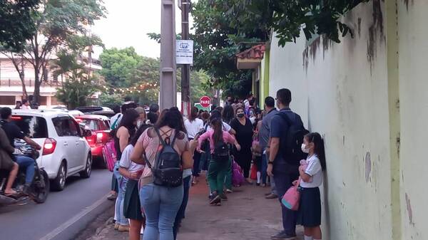 Crónica / Primer día de clases: aglomeración y quejas de padres por prohibiciones