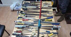 Requisan gran cantidad de armas blancas en Tacumbú y Concepción