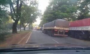 Gremios del transporte cerrarán el puente de la Amistad en protesta contra descontrol de camioneros