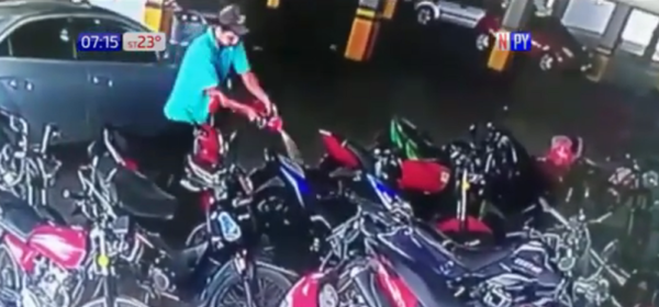 Un hombre quemó la motocicleta de su ex pareja en el estacionamiento de su trabajo y la amenazó de muerte