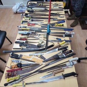 Incautan armas blancas y drogas en las cárceles de Tacumbú y Concepción