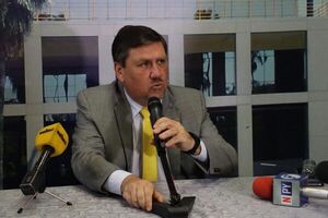 Blas Llano advierte que aún no hay votos para juicio político y posterga definición de postura