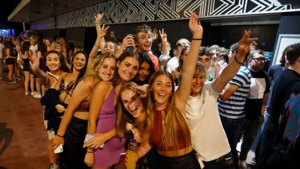 Fin de las restricciones en Reino Unido: ya no deberán aislarse quienes den positivo de covid