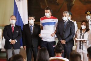 Gobierno duplica inversión y entrega becas deportivas a 239 atletas de élite - El Trueno