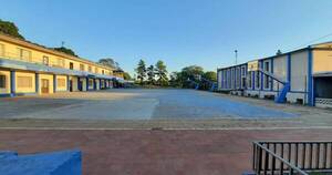 La Nación / Padres de alumnos de colegio de Ypacaraí exigen traslado de cura denunciado por supuesto abuso sexual