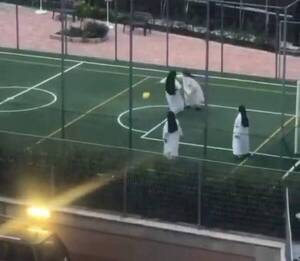 Crónica / Cuatro monjas la pasaron bomba chutando a la pelota