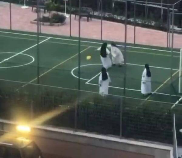 Crónica / Cuatro monjas la pasaron bomba chutando a la pelota