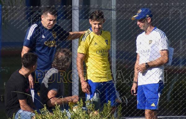 Crónica / Llegó al entrenamiento “Escoltado” por Juan Román Riquelme