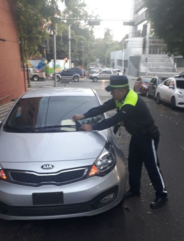 Vuelta a clases: anuncian multas para padres que estacionen en doble fila - Nacionales - ABC Color