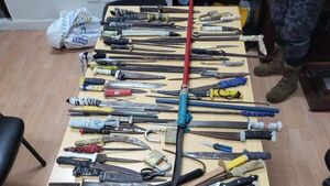 Armas blancas y drogas son requisadas de cárceles de Tacumbú y Concepción